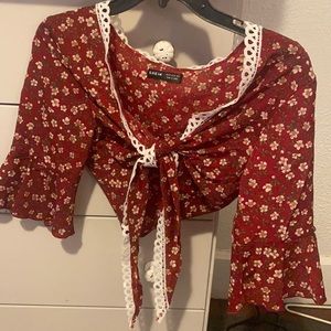 Cute tie in front top!